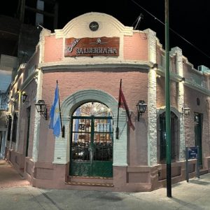 Peña Boliche Balderrama en Salta Capital con espectáculo de folclore, músicos en vivo y público disfrutando una noche tradicional salteña.