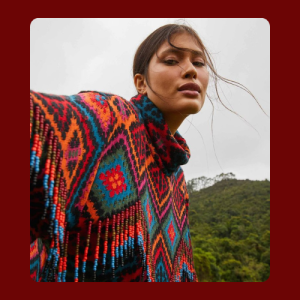 Poncho de llama una mujer que quiere vestir con identidad. Fibras 100% naturales.